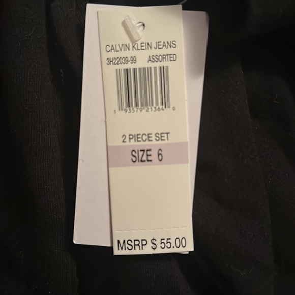 Girls Calvin Klein Black & White 2 Piece Set - Picture 6 of 6